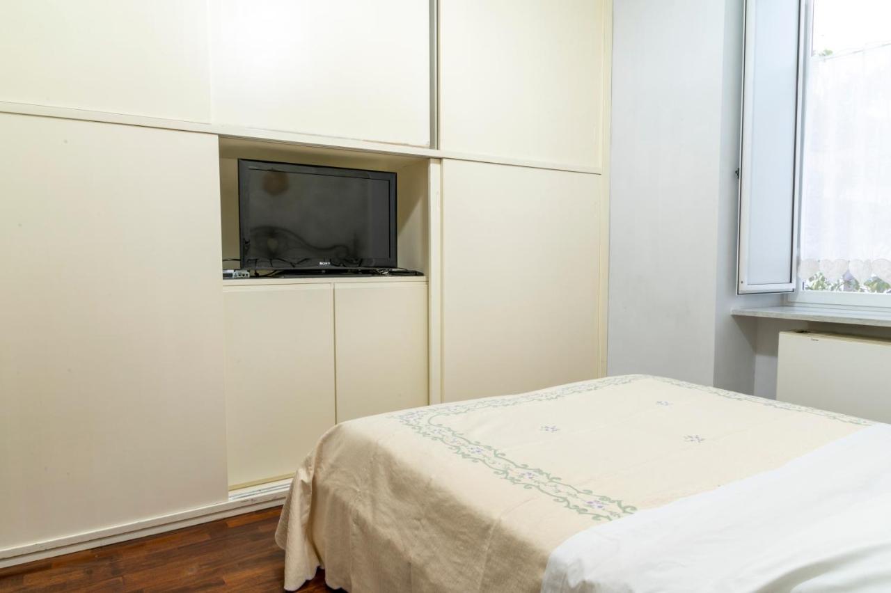 Deluxe With Garden In Vomero Appartement Napels
